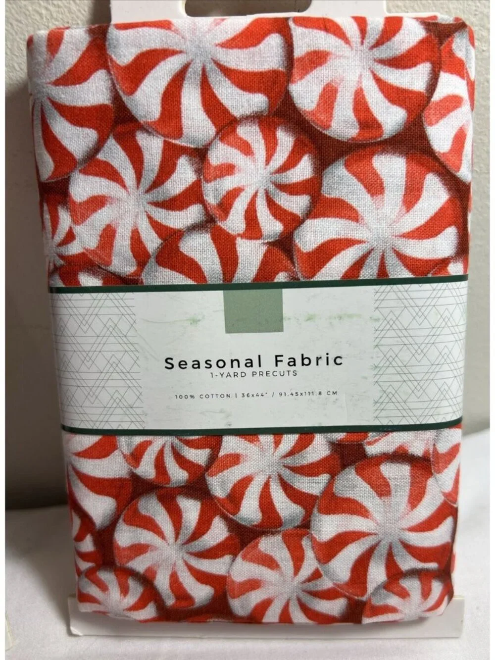 LOT OF 4 NEW ONE YARD PRE-CUT SEASONAL FABRIC ROUND PEPPERMINT CANDY 100% COTTON